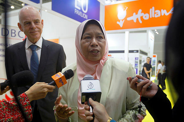 Housing and Local Government Minister Zuraida Kamaruddin at a press conference after the waste management seminar in conjunction with IGEM 2019 at Kuala Lumpur Convention Centre today. Also present is Netherlands Ambassador to Malaysia Aart Jacobi. — Bernama