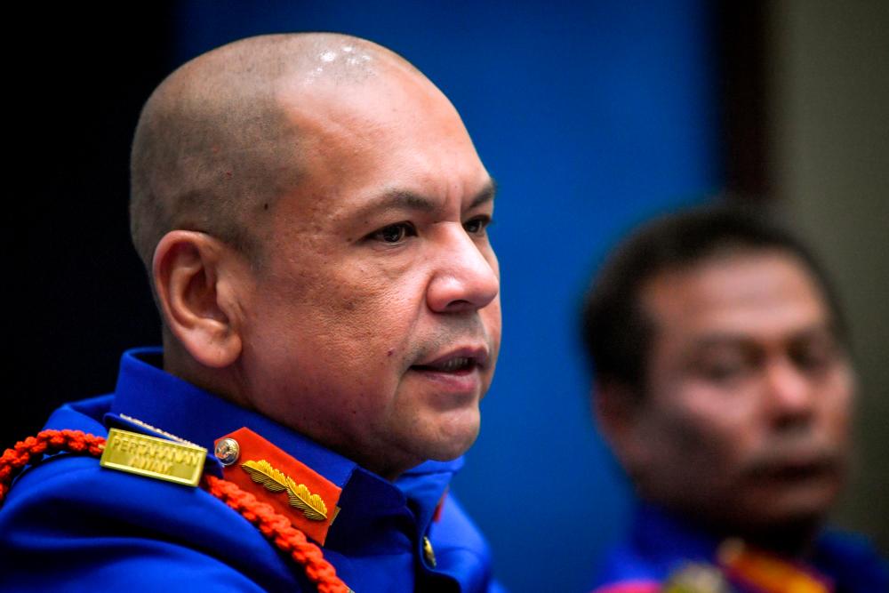 KAJANG, Jan 12 -- Minister in the Prime Minister’s Department (Special Duties and Sabah Sarawak Affairs) Datuk Armizan Mohd Ali at a press conference at the Malaysian Civil Defense Force Headquarters today. BERNAMAPIX