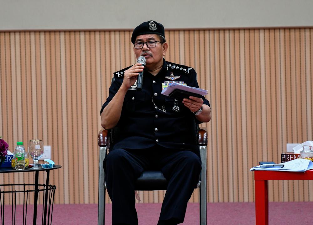 Kuala Lumpur police chief Datuk Seri Mazlan Lazim during the townhall discussion session at SJKC Kepong 2 today. - Bernama