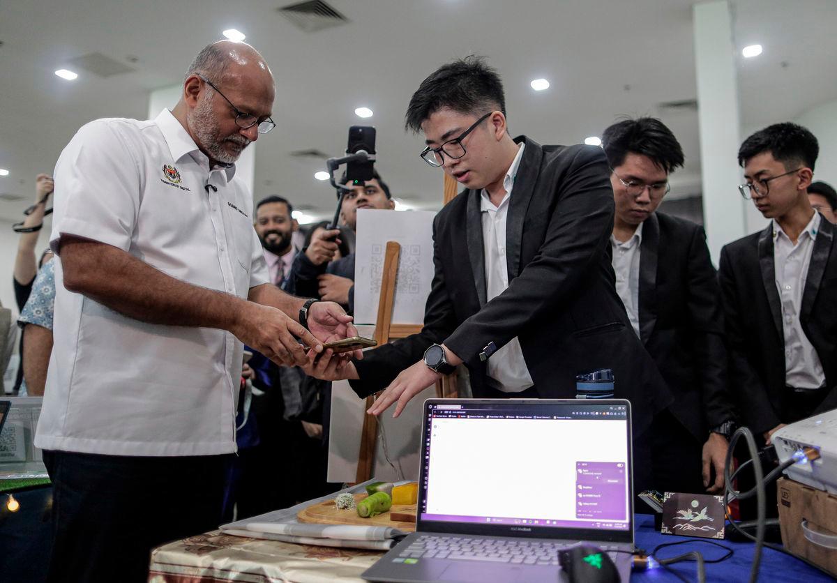 Menteri Digital Gobind Singh Deo (kiri) melawat reruai pameran selepas merasmikan program Pertandingan AI Kebangsaan 2025 di Sunway University di sini hari ini - BERNAMA