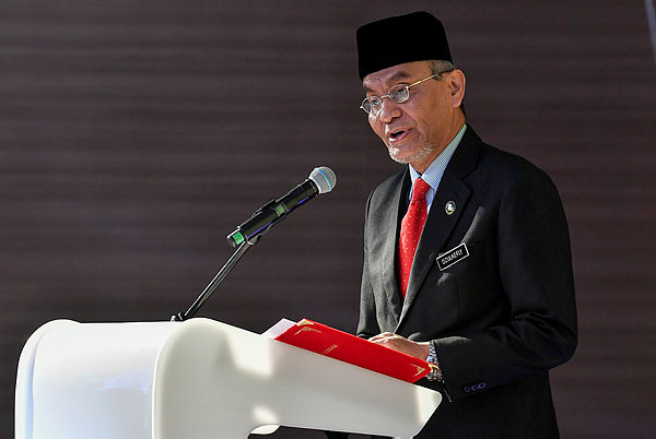 Health Minister Datuk Seri Dr Dzulkefly Ahmad gives a speech during the Officiating Ceremony of Hospital Tunku Azizah in Kuala Lumpur today — Bernama