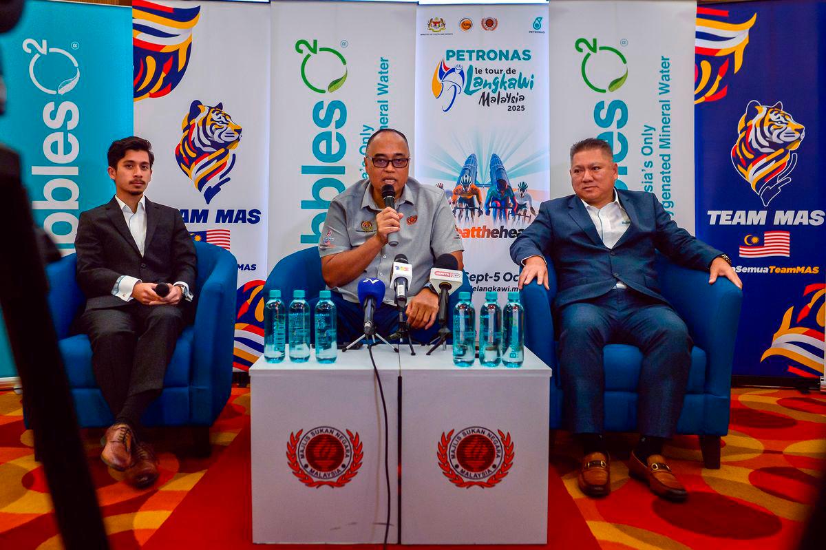 Ketua Pengarah Majlis Sukan Negara (MSN), Jefri Ngadirin (tengah) pada Sidang media penyerahan tajaan Bubbles 02 &amp; jersi polkadot ‘King of Mountain’ Le Tour de Langkawi 2025 di Majlis Sukan Negara, Bukit Jalil hari ini. Turut hadir, Pengerusi Eksekutif Bubbles 02 Sdn Bhd, Arifin Marzuki (kanan) - fotoBERNAMA