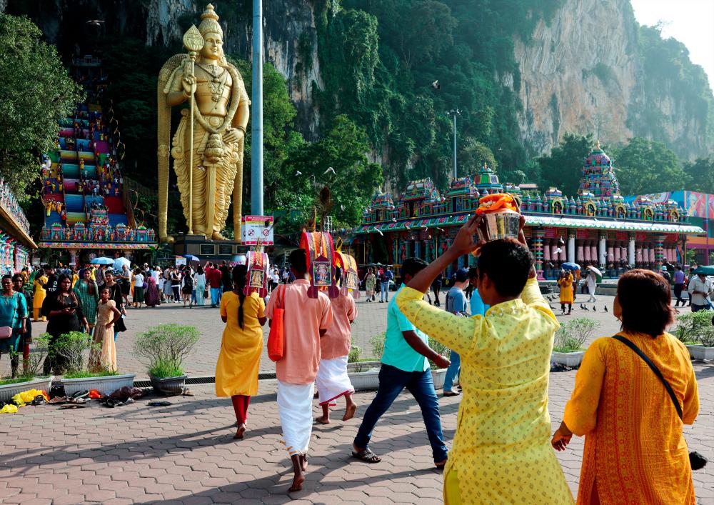 Penganut Hindu mula hadir ke Kuil Sri Subramaniyar, Batu Caves, yang menjadi kuil tumpuan bagi menyambut perayaan Thaipusam esok ketika tinjauan hari ini. - fotoBERNAMA