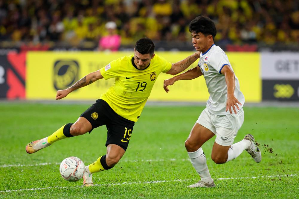 KUALA LUMPUR, Dec 24 -- Sergio Fabian player Ezequiel Aguero controls the ball from the Lao team during the AFF Mitsubishi Electric Cup 2022 Group B match between Malaysia and Laos at Bukit Jalil National Stadium yesterday. BERNAMAPIX