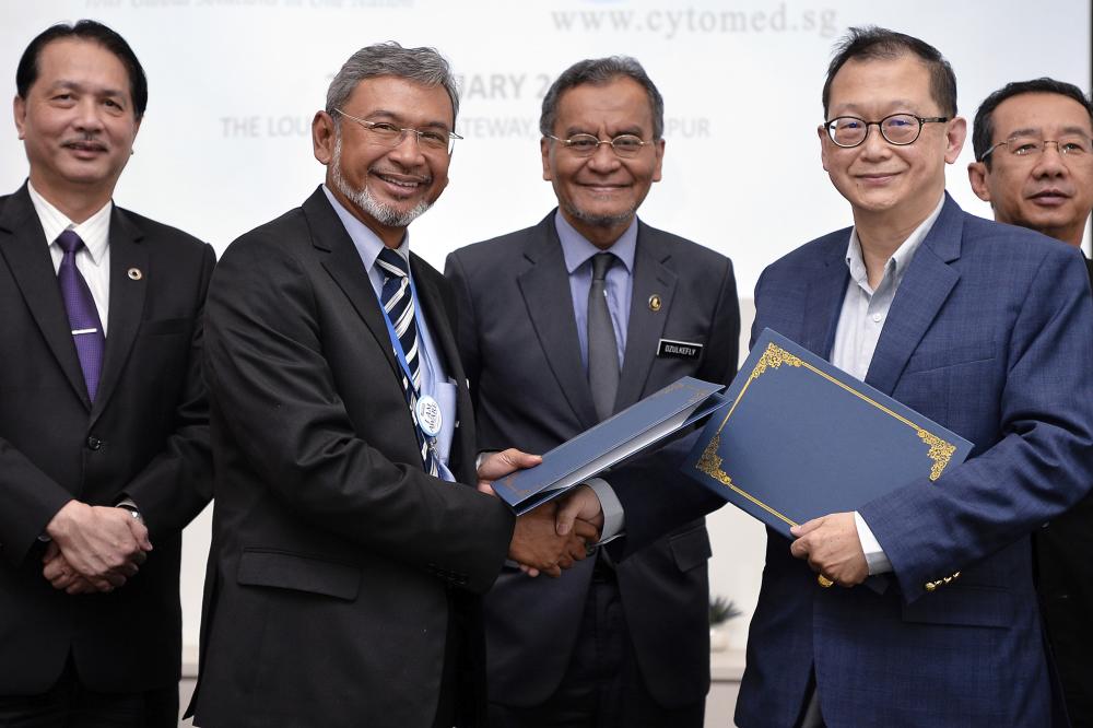 Health Minister Datuk Seri Dr Dzulkefly Ahmad (C) witnesses a memorandum of understanding (CRM) agreement between CRM Chief Executive Officer Dr Akhmal Yusof (2L) and Cytomed Therapeutics represented by its director Choo Chee Kong (2R), on Feb 26, 2019. — Bernama