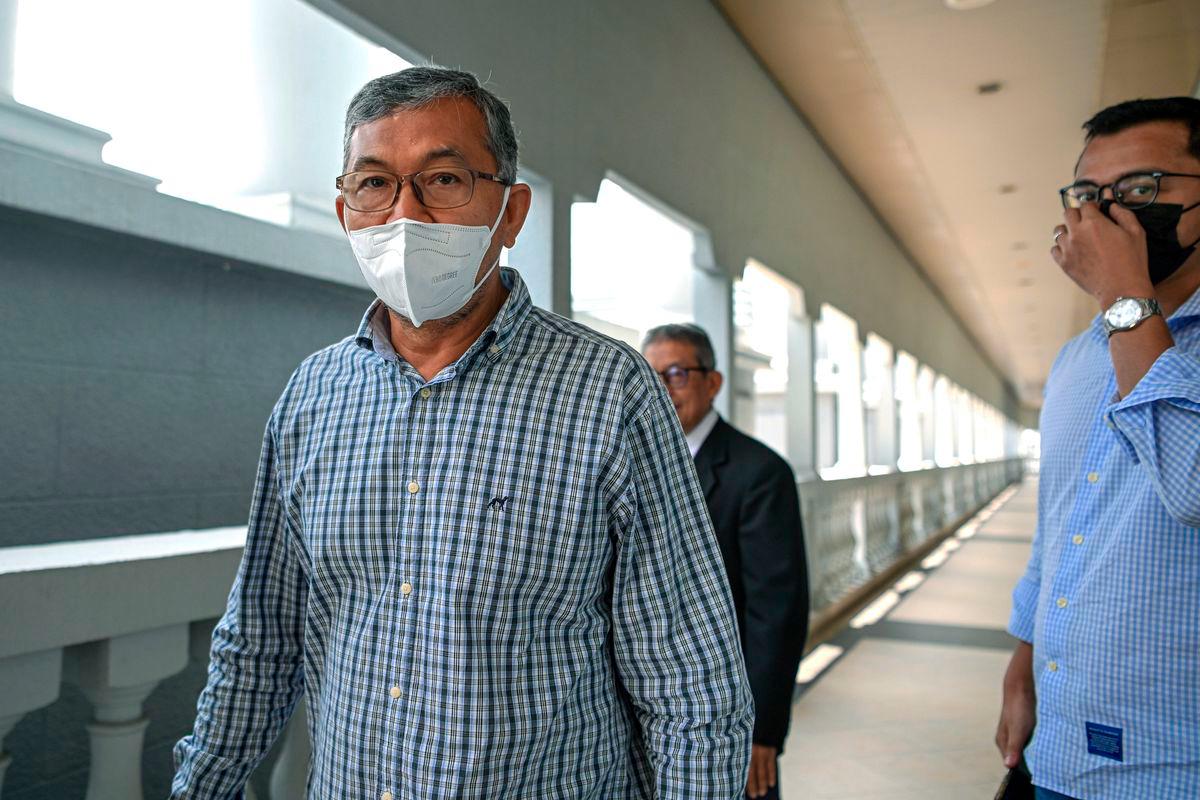 Bekas Menteri Besar Perlis Datuk Seri Azlan Man hadir pada perbicaraan kesnya berhubung 10 pertuduhan berkaitan tuntutan palsu dan penerimaan wang hasil aktiviti haram di Mahkamah Sesyen Kuala Lumpur hari ini. - BERNAMA
