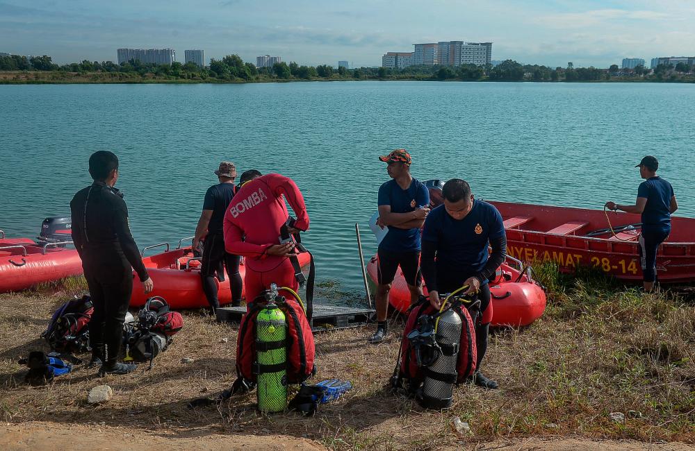 KUALA LANGAT, Sept 29 -- Members of the Malaysian Fire and Rescue Department (JBPM) of Selangor State are training and preparing to face the Northeast Monsoon around the Jalan Persiaran Bayu lake, Bandar Saujana Putra today. BERNAMAPIX