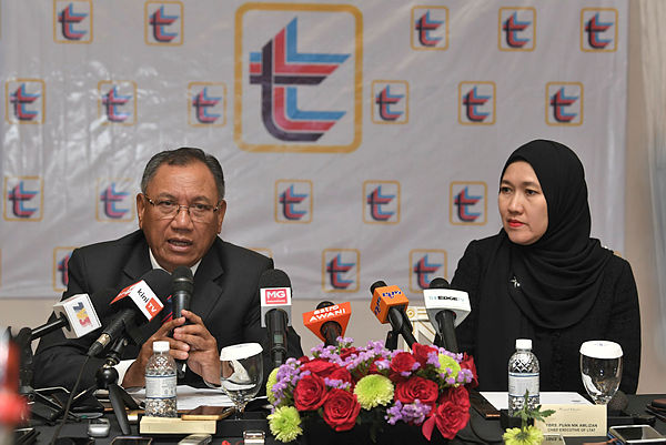 Lembaga Tabung Angkatan Tentera’s (LTAT) chairman Tan Sri Dr Mohd Zahidi Zainuddin (left) at a press conference after announcing LTAT’s FY2018 performance today. — Bernama