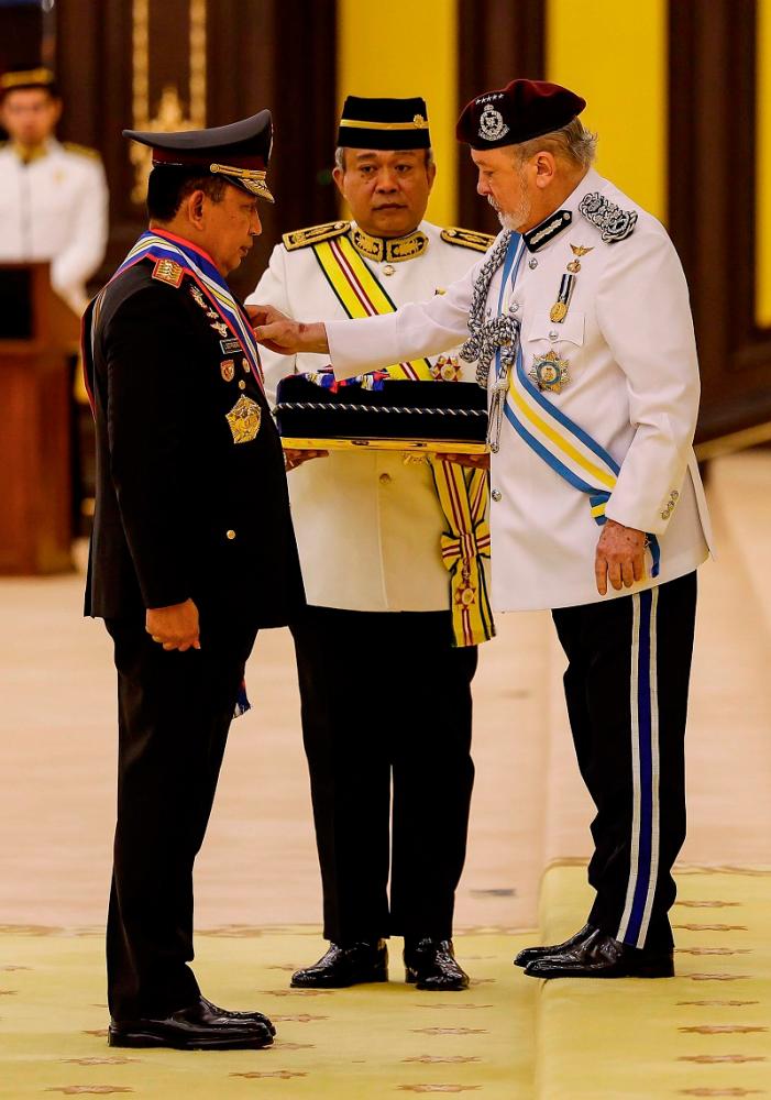 Yang di-Pertuan Agong Sultan Ibrahim berkenan mengurniakan darjah Panglima Gagah Pasukan Polis (PGPP) kepada Ketua Polis Indonesia Listyo Sigit Prabowo pada Istiadat Pengurniaan Darjah Kepahlawanan Pasukan Polis dan Pingat Keberanian (DKPP) Tahun 2024 di Balairung Seri, Istana Negara hari ini. - fotoBERNAMA