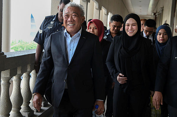 Filepix taken on May 3 shows Datuk Seri Bung Moktar Radin (left) and his wife Datin Seri Zizie Ezette A Samad (two, right) at the Sessions Court in Kuala Lumpur. — Bernama