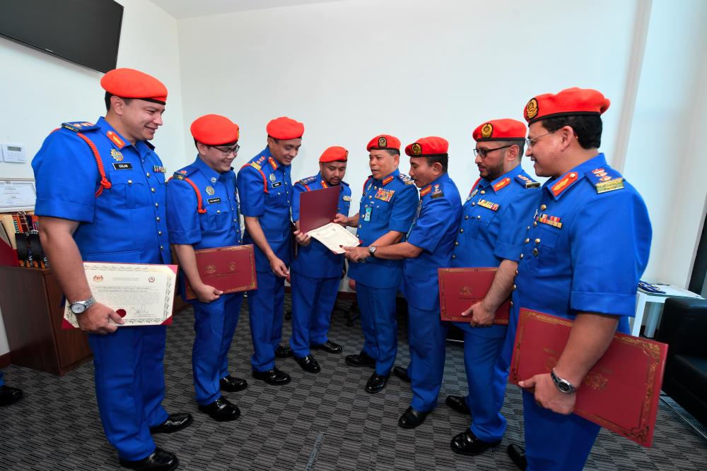 The Malaysian Civil Defence Force (APM) chief commissioner Datuk Roslan Wahab (4R) with APM deputy chief commissioner (Operations) Norhafifi Ismail (3R) after the wearing of ranks for APM officers at its headquarters in Jalan Maktab, Kajang, on Dec 5, 2019. — Bernama