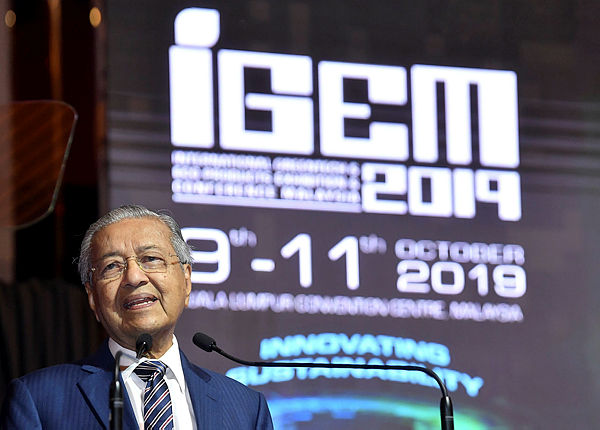 Prime Minister Tun Dr Mahathir Mohamad delivers a speech during the 10th International Greentech and Eco Products Exhibition and Conference Malaysia (IGEM) at Kuala Lumpur Convention Centre today. — Bernama