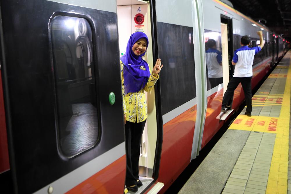 Pramugari melambai tangan kepada para penumpang yang turun di Stesen Kereta Api Kuala Lumpur selepas menaiki Perkhidmatan Tren Elektrik 2 (ETS2) koc kelas perniagaan yang diperkenalkan Keretapi Tanah Melayu Berhad (KTMB) bagi ETS2. — Bernama