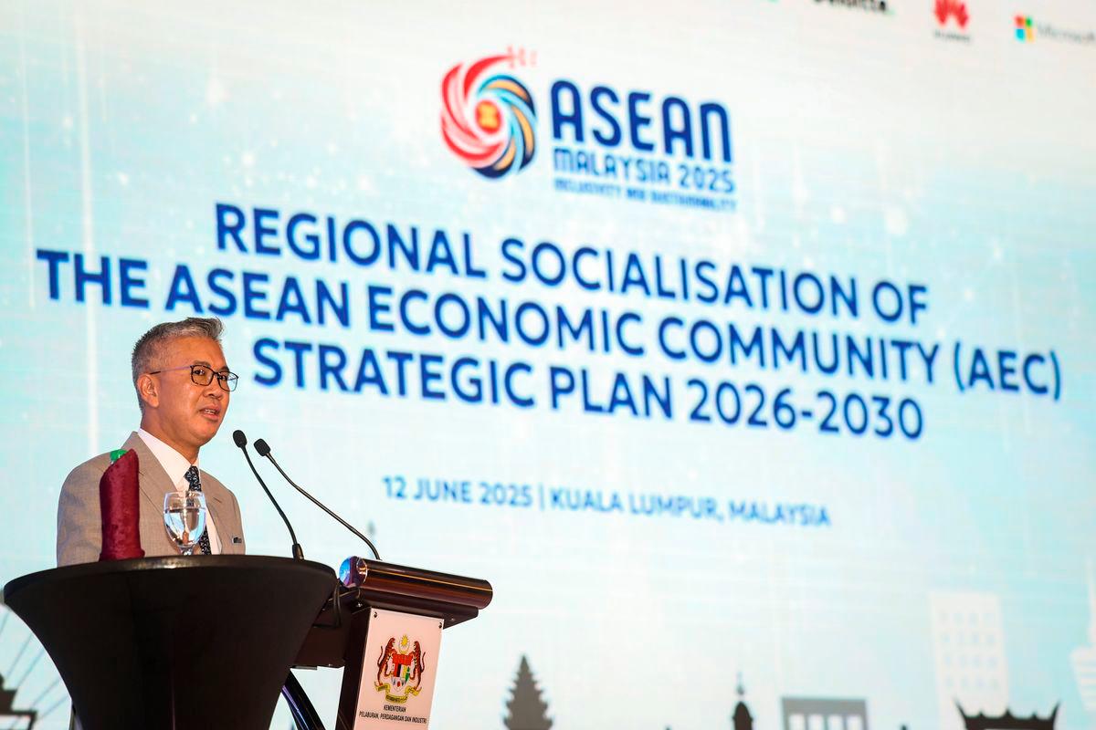 Menteri Pelaburan, Perdagangan, dan Industri merangkap Pengerusi Majlis Komuniti Ekonomi ASEAN (AEC) 2025, Tengku Datuk Seri Zafrul Abdul Aziz berucap pada perasmian Sosialisasi Serantau Pelan Strategik AEC bagi Wawasan Komuniti ASEAN 2045 dan Industri (MIT) Pelaburan (MIT) di Kementerian Pelaburan, Perdagangan dan Industri hari ini fotoBERNAMA