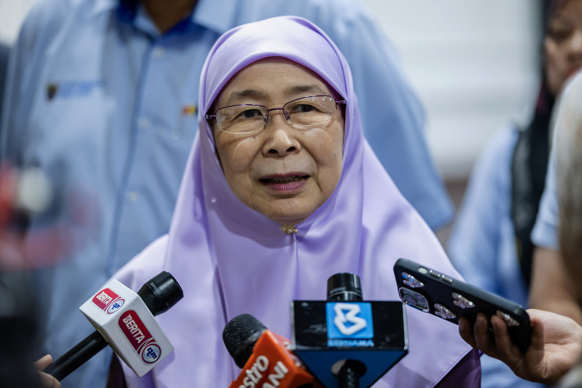 The Prime Minister’s wife, who is also the Member of Parliament for Bandar Tun Razak, Datuk Seri Dr Wan Azizah Wan Ismail, speaks to reporters after officiating the Public Engagement Session in conjunction with the 13th Malaysia Plan at the Kuala Lumpur City Hall (DBKL) Training Institute today. – BERNAMA