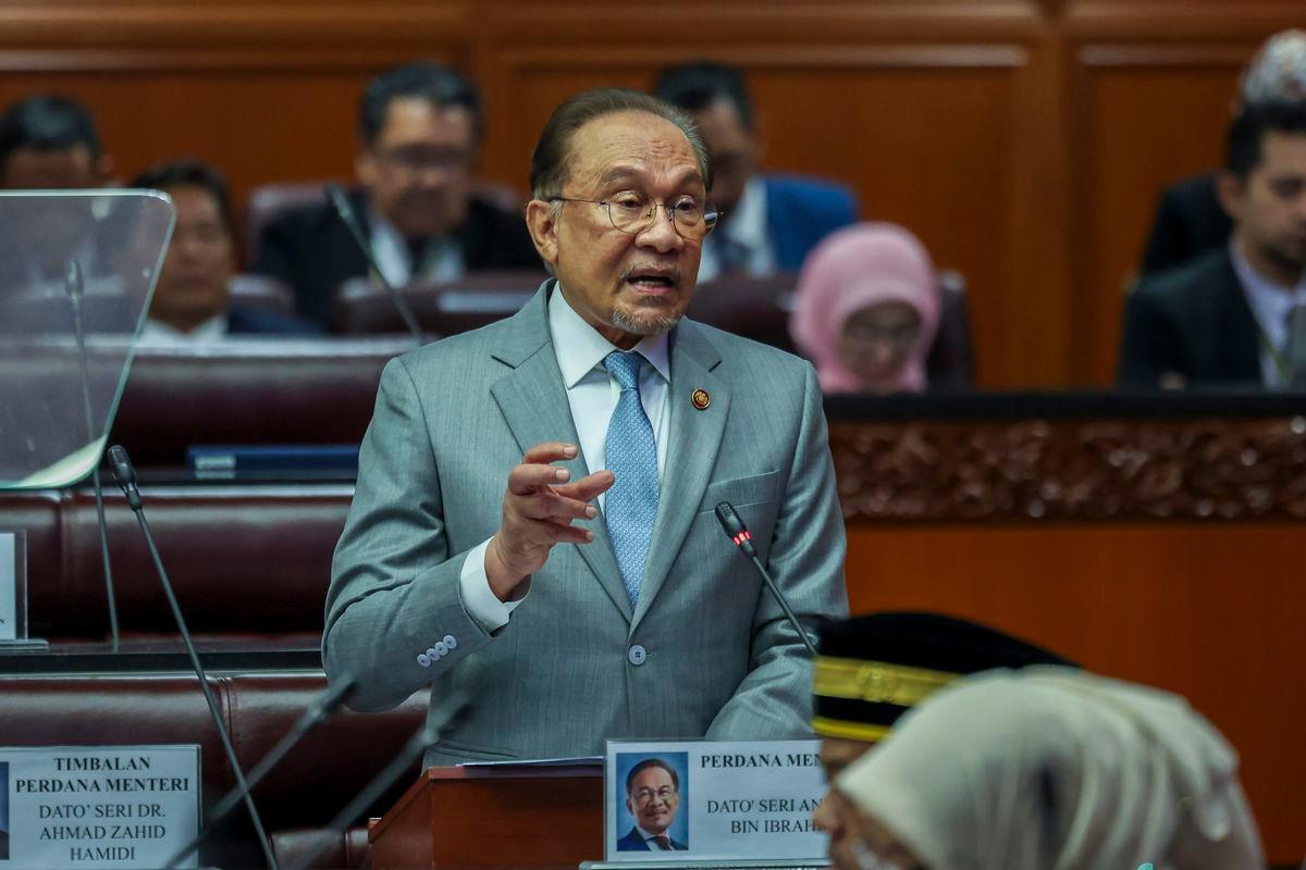 Perdana Menteri Datuk Seri Anwar Ibrahim membentangkan Rancangan Malaysia Ke-13 (RMK13) di Dewan Negara hari ini - fotoBERNAMA