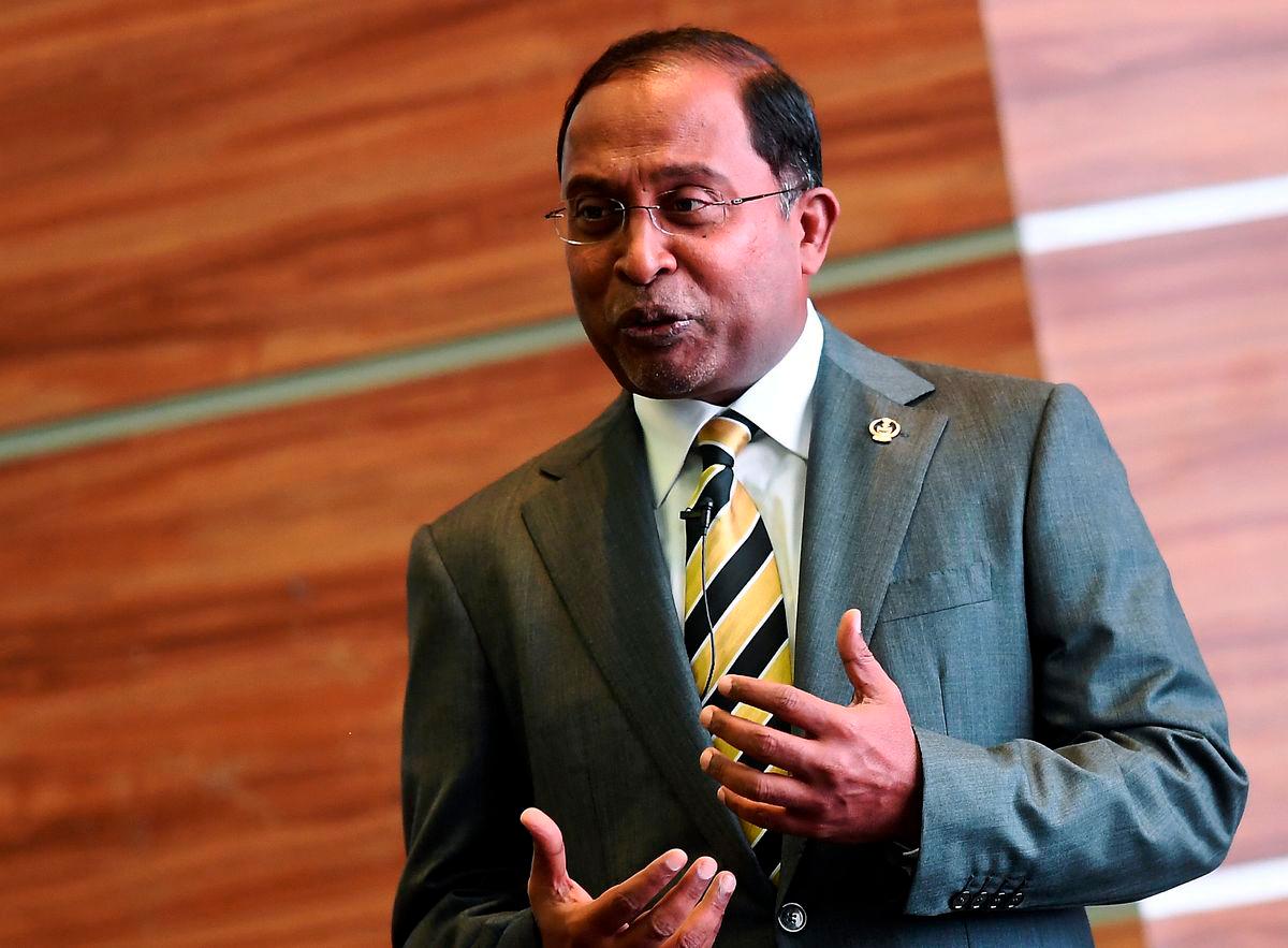 Menteri Besar Perak Datuk Seri Dr Zambry Abd Kadir menyampaikan wacana ilmu bertajuk ‘Menelusuri Transformasi Nasional 2050 (TN50) : Sinergi Kerajaan Negeri dan Kerajaan Persekutuan’ sempena Siri Forum Kementerian Dasar Awam Intan (IPPMFS) 2017 semalam - BERNAMA