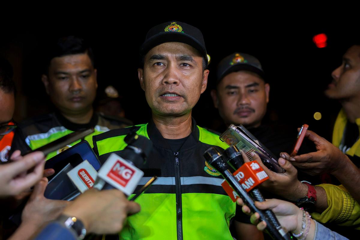 Pengarah Imigresen Kuala Lumpur Wan Mohammed Saupee Wan Yusoff bercakap kepada media selepas selesai Operasi Bersepadu di Jalan Sultan Azlan Shah malam tadi- fotoBERNAMA
