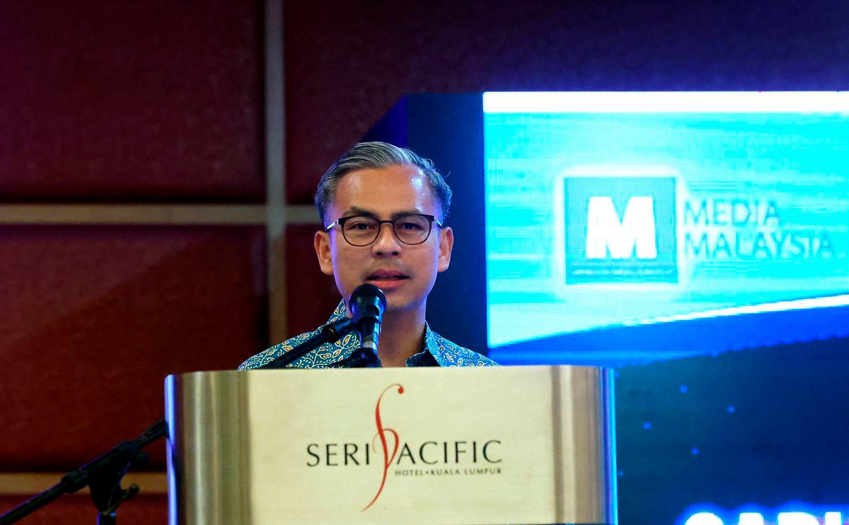 Menteri Komunikasi Datuk Fahmi Fadzil menyampaikan ucapan pada Majlis Makan Malam Gabungan Kelab Media Malaysia 2025 sempena Mesyuarat Agung Tahunan GKMM ke-2 dan Sambutan Hari Wartawan Nasional (HAWANA) 2025 yang berlangsung esok di Pusat Dagangan Dunia Kuala Lumpur (WTCKL).