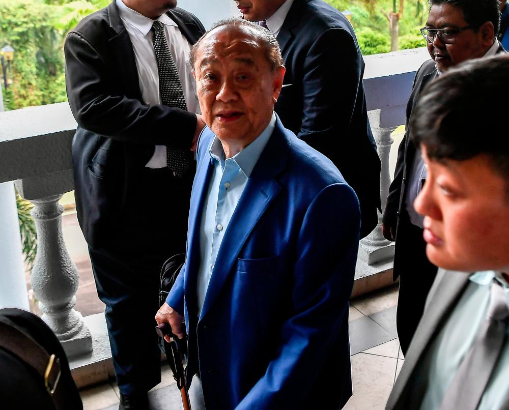 Pengerusi Spanco Sdn Bhd Tan Sri Robert Tan Hua Choon didakwa di Mahkamah Sesyen di sini hari ini atas pertuduhan menipu Kementerian Kewangan untuk mendapatkan kontrak urus kenderaan kerajaan bernilai RM3.9 bilion. - fotoBERNAMA