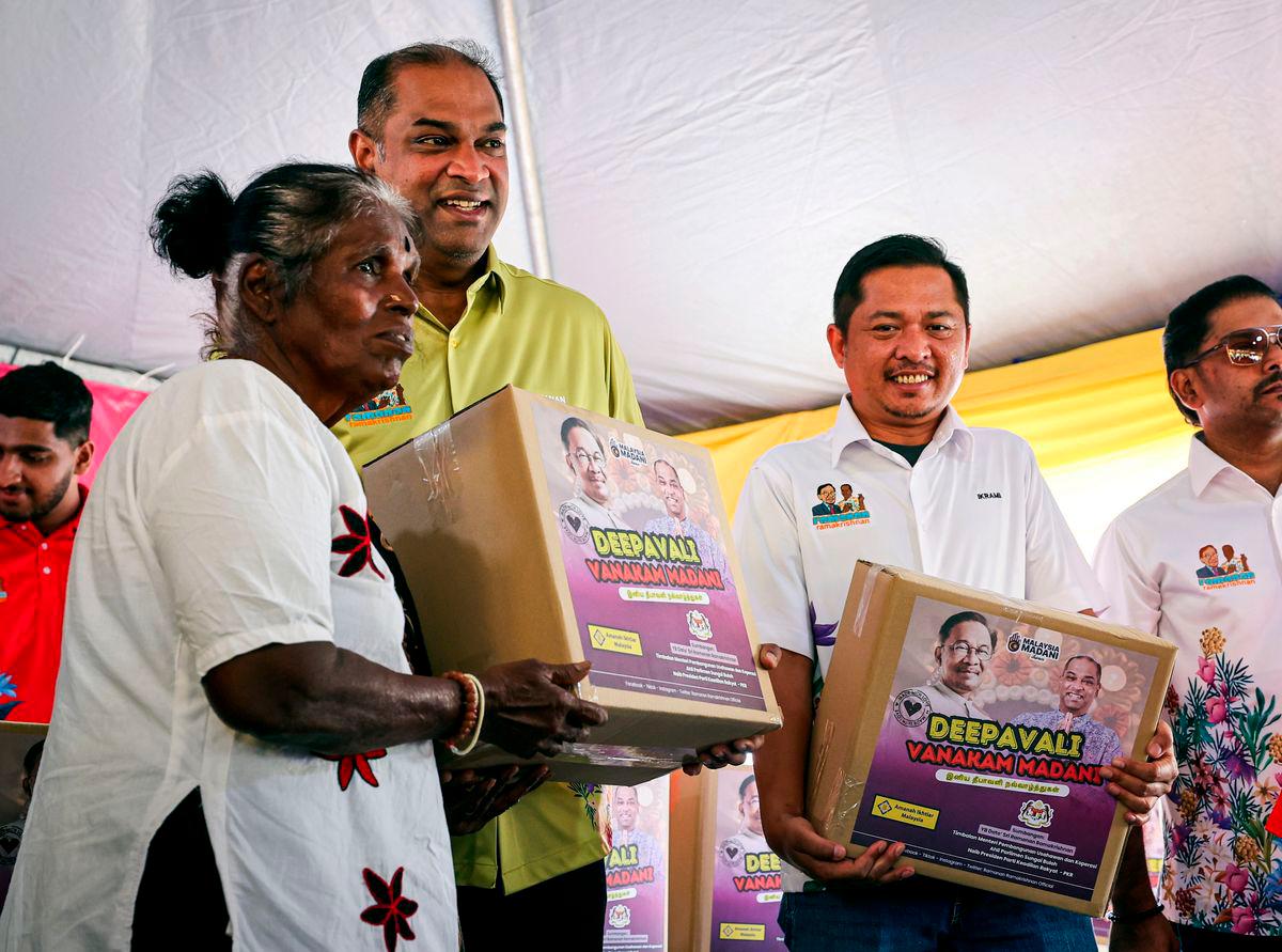Timbalan Menteri Pembangunan Usahawan dan Koperasi, Datuk Seri R Ramanan (dua, kiri) menyampaikan sumbangan Bakul Kasih kepada penerima pada program sumbangan Deepavali Vanakam MADANI hari ini-fotoBERNAMA (