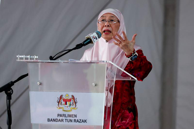 Isteri Perdana Menteri merangkap Ahli Parlimen Bandar Tun Razak Datuk Seri Dr Wan Azizah Wan Ismail berucap pada Majlis Rumah Terbuka Tahun Baharu Cina peringkat parlimen itu di Kompleks Renang, Bandar Tun Razak hari ini.- fotoBERNAMA