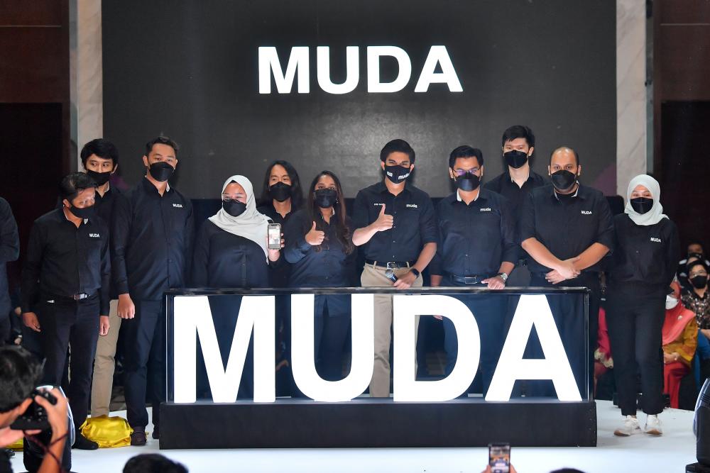 KUALA LUMPUR, 11 Feb -- Presiden Parti Ikatan Demokratik Malaysia (MUDA) Syed Saddiq Syed Abdul Rahman bergambar bersama pimpinan tertinggi MUDA pada Majlis Pelancaran Parti MUDA di Pusat Persidangan dan Acara Connexion Kerinchi.--fotoBERNAMA