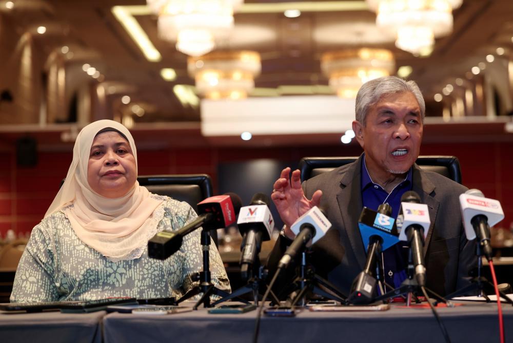 KUALA LUMPUR, 12 Feb -- Timbalan Perdana Menteri Datuk Seri Dr Ahmad Zahid Hamidi (kanan) yang juga Menteri Kemajuan Desa dan Wilayah ketika sidang media selepas menghadiri Bengkel Hala Tuju Strategik Kementerian Kemajuan Desa dan Wilayah hari ini. - fotoBERNAMA