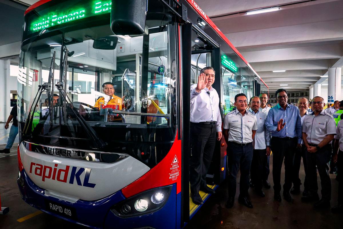 Menteri Pengangkutan, Anthony Loke (kiri), bersama Presiden dan Ketua Pegawai Eksekutif Kumpulan Prasarana Mohd Azharuddin Mat Sah (dua, kiri) pada program Pengenalan Bas Diesel Baharu Rapid KL dan Rapid Penang di Kompleks Rapid Bas Batu Caves, hari ini -BERNAMA