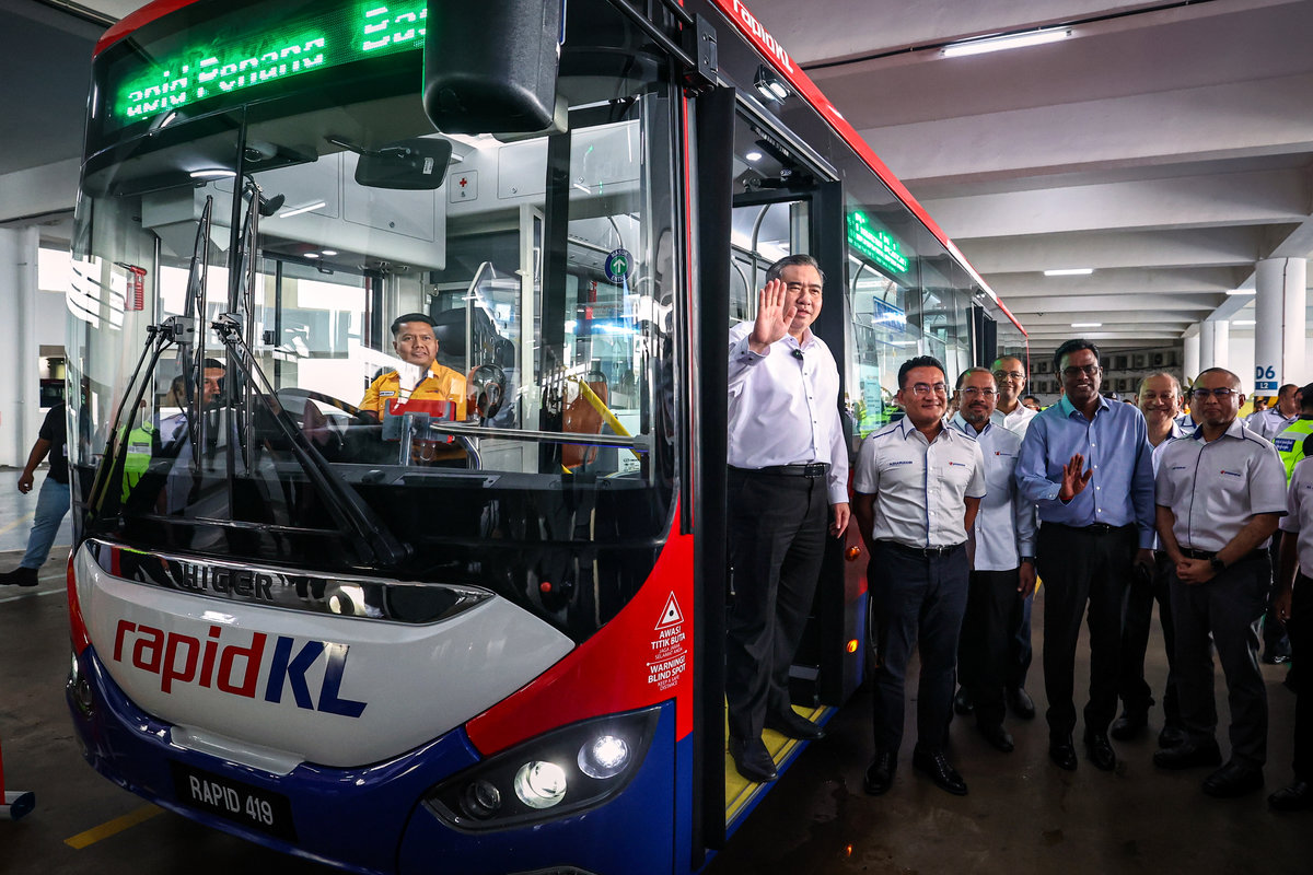Transport Minister Anthony Loke (left), together with the President and Chief Executive Officer of Prasarana Group, Mohd Azharuddin Mat Sah (second from left), at the launch event for the new Rapid KL and Rapid Penang Diesel Buses at the Batu Caves Rapid Bus Complex today. - BERNAMA