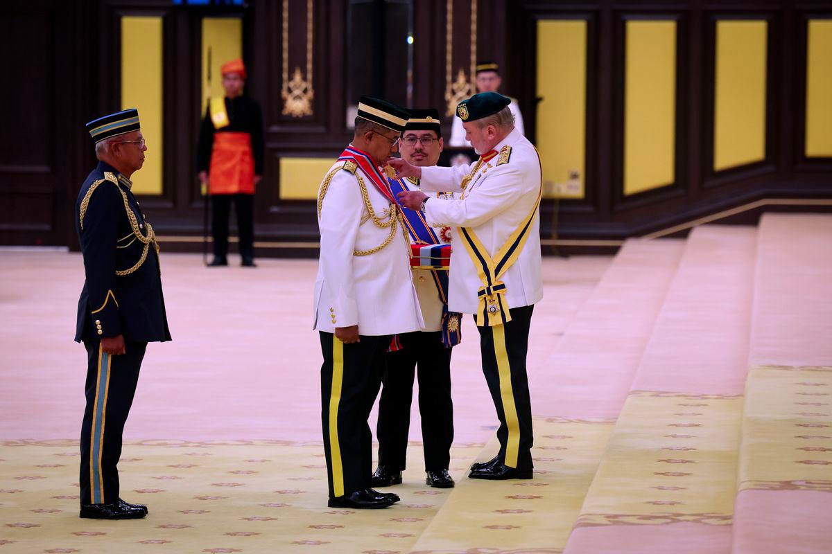 His Majesty Yang di-Pertuan Agong Sultan Ibrahim has conferred the Panglima Gagah Angkatan Tentera (PGAT) award on the Chief of Defence Forces, General Tan Sri Mohd Nizam Jaafar, at the first session of the 2025 Malaysian Armed Forces Gallantry Awards Ceremony (DKAT) held at Istana Negara today. - BERNAMAPIX