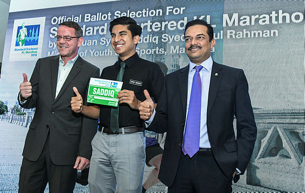 Youth and Sports Minister Syed Saddiq Syed Abdul Rahman (C) with Director of Dirigo Events Sdn Bhd, Rainer Biemans (L) and CEO of Standard Chartered Bank Malaysia, Abrar A. Anwar (R), at the launch of the computerised ballot system for registration for the KL Standard Chartered Marathon 2019. — Bernama