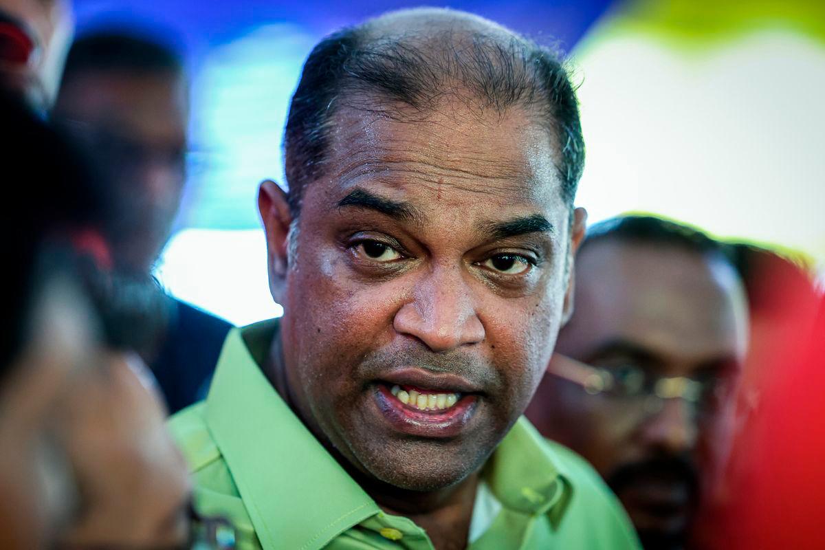 Timbalan Menteri Pembangunan Usahawan dan Koperasi, Datuk Seri R Ramanan menjawab pertanyaan media pada program sumbangan Deepavali Vanakam MADANI hari ini -fotoBERNAMA