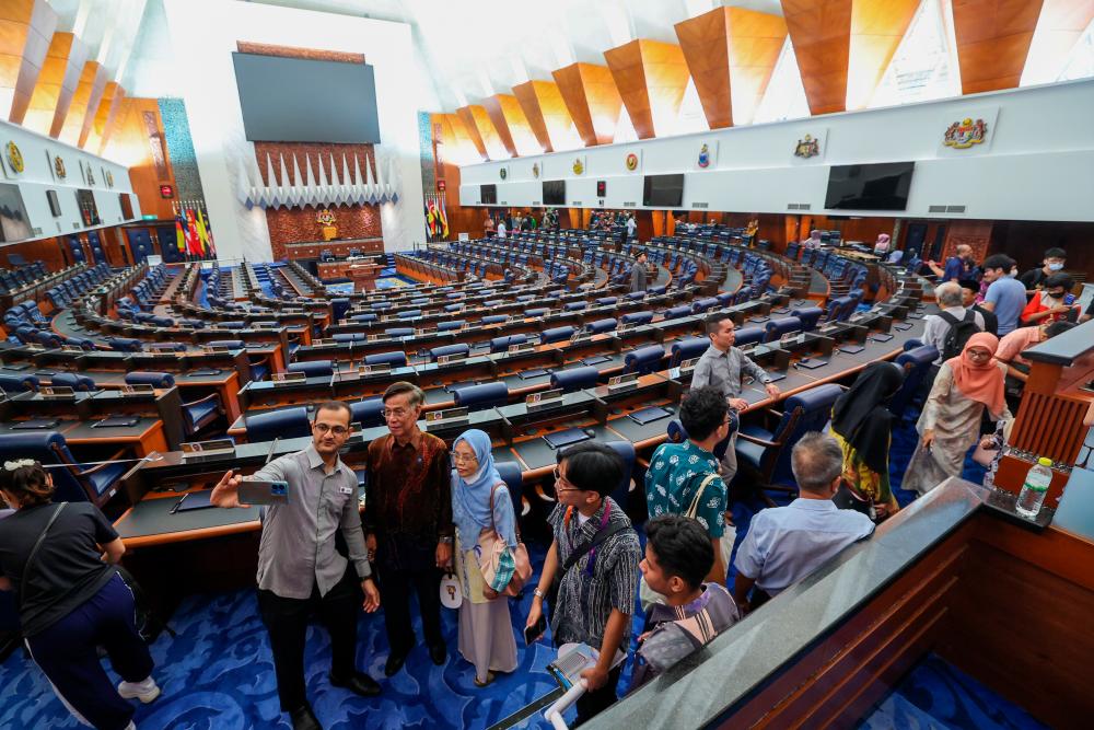 KUALA LUMPUR, May 6 -- People have the opportunity to visit around the Parliament area in conjunction with the Malaysian Parliament Open Day today. BERNAMAPIX
