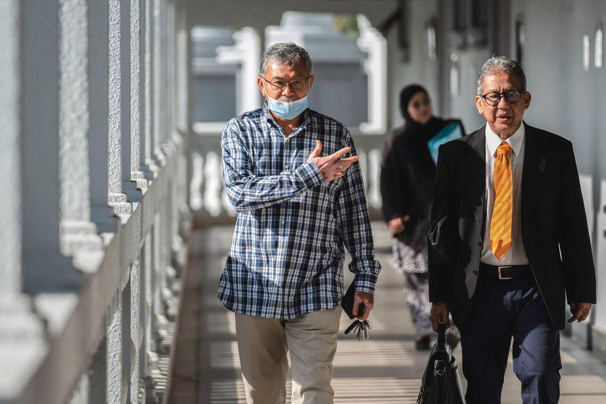Bekas Menteri Besar Perlis Datuk Seri Azlan Man (kiri) hadir pada perbicaraan kesnya berhubung 10 pertuduhan berkaitan tuntutan palsu dan penerimaan wang hasil aktiviti haram di Mahkamah Sesyen Kuala Lumpur hari ini - fotoBERNAMA