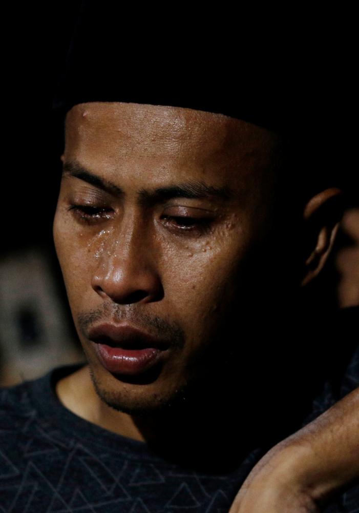 Bocey group member Mohd Nasir Hamzah (Achey Bocey) accompanies the body of comedian, actor and fellow member of Bocey, Syed Umar Mokhtar Syed Mohd Redzuan, or better known as Abam Bocey, to the Kampung Sungai Pusu Muslim cemetery in Gombak today. - Bernama