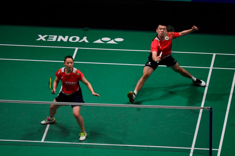 KUALA LUMPUR, Jan 13 -- China’s mixed doubles team Zheng Si Wei and Huang Ya Qiong against French players Thom Gicquel and Delphine Delrue in the quarter-finals of the Malaysia Open Petronas Badminton Championships 2023 at Axiata Arena today. BERNAMAPIX