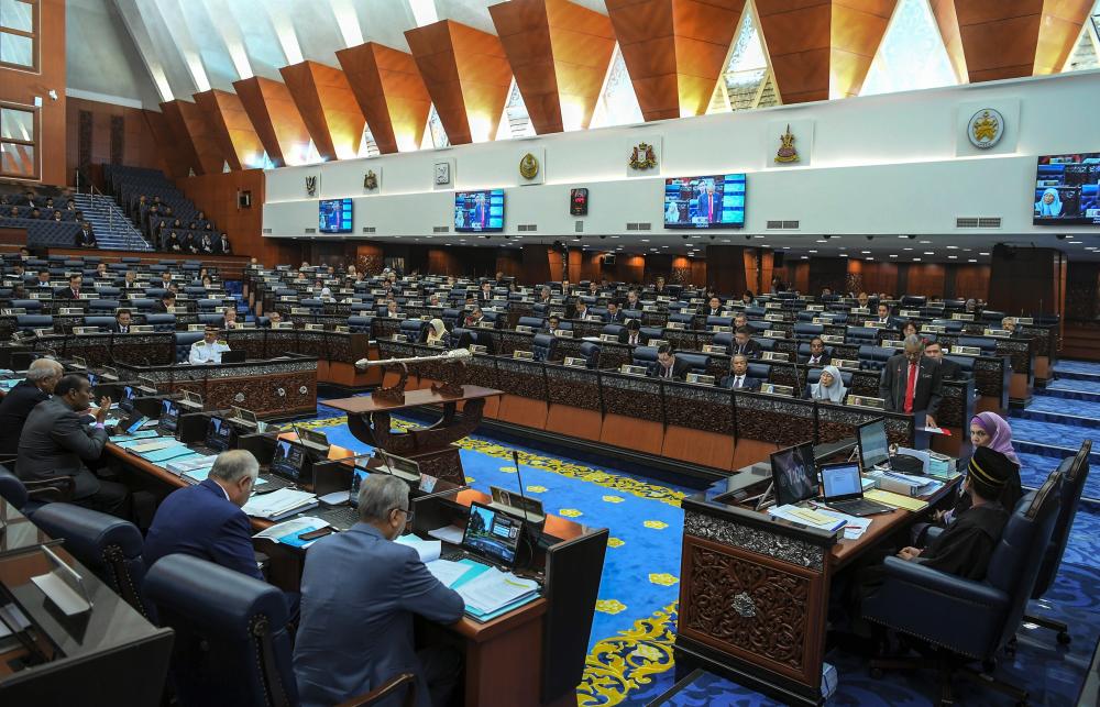 Prime Minister Tun Dr Mahathir Mohamad (standing R) presents the Constitution (Amendment) Bill 2019 at the 14th Parliamentary Assembly at the Dewan Rakyat today. - Bernama