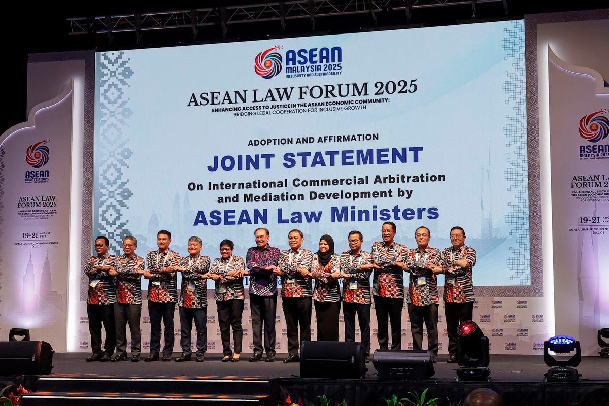Prime Minister Datuk Seri Anwar Ibrahim, Minister in the Prime Minister’s Department (Law and Institutional Reform) Datuk Seri Azalina Othman Said, Secretary-General of ASEAN Dr Kao Kim Hourn performs the ASEAN handshake at the ASEAN Law Forum 2025 in Kuala Lumpur Convention Centre today. - BERNAMA