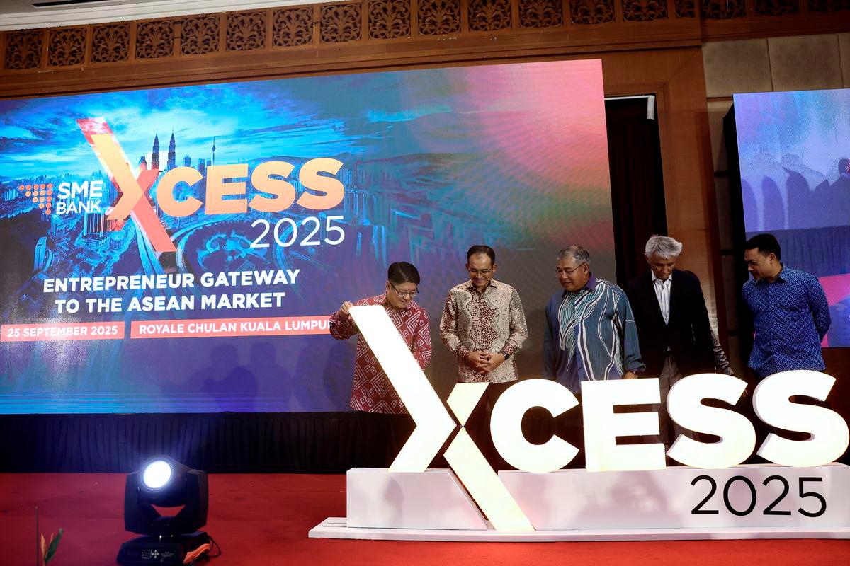 Minister of Entrepreneur Development and Cooperatives, Datuk Ewon Benedick (left), performs a launch gimmick for SME Bank XCESS 2025 at a hotel today. Also present was SME Bank Chairman, Datuk Muslim Hussain (third from right). – BERNAMA
