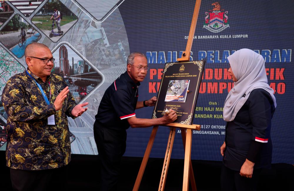 Kuala Lumpur mayor Datuk Seri Mahadi Che Ngah officiating the launch of the 2040 Kuala Lumpur Traffic Master Plan (PITKL 2040) in Menara Dewan Bandaraya Kuala Lumpur 2040 on Oct 27 2022. - BERNAMAPIX