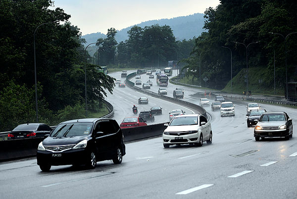 The traffic flow was moving smoothly from the direction of the Gombak toll plaza towards the East Coast as many people from Kuala Lumpur head home for the Hari Raya celebrations. — Bernama