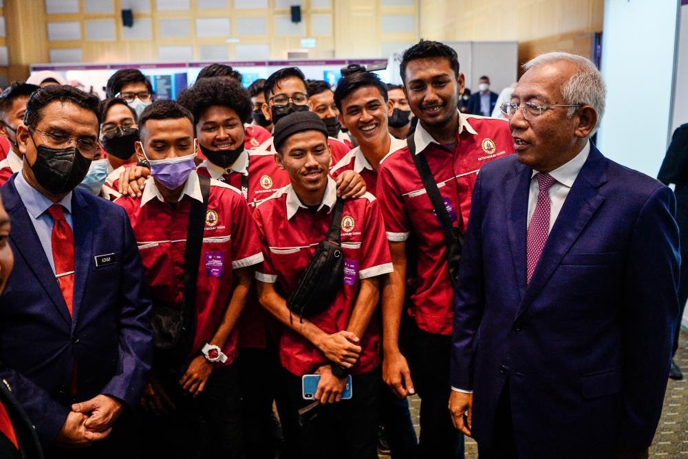KUALA LUMPUR, 3 August -- Rural Development Minister Datuk Seri Mahdzir Khalid (right) mingled with students from Mara College of Higher Education at the Closing Ceremony of the Engineering and Technology Career Fair and Seminar today. BERNAMAPIX