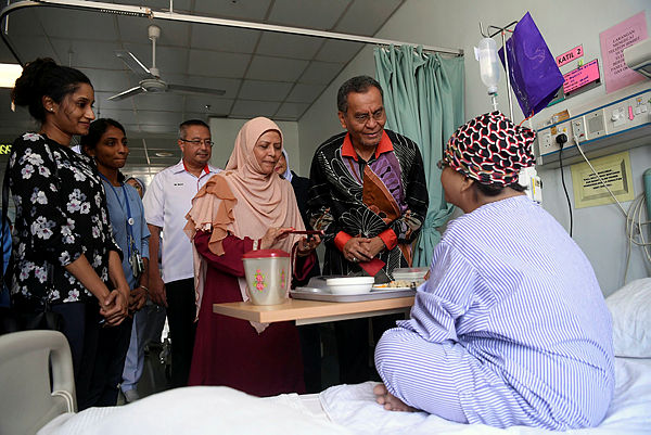 Health Minister Datuk Seri Dr Dzulkefly Ahmad (2nd from L) meets cancer patient Norizah Mohd Noor, 42 (R) during a visit to the Chinese New Year at the Ampang Hospital on Feb 6, 2019. — Bernama