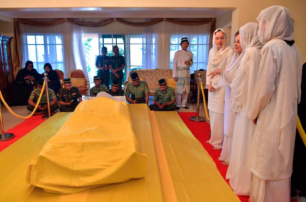 KUALA LUMPUR, Sept 8 -- The Queen of Perak Tuanku Zara Salim (fourth, right) visited the remains of former Tunku Ampuan Negeri Sembilan Tunku Ampuan Najihah Almarhum Tunku Besar Burhanuddin at Istana Nurul Jannah today. BERNAMAPIX