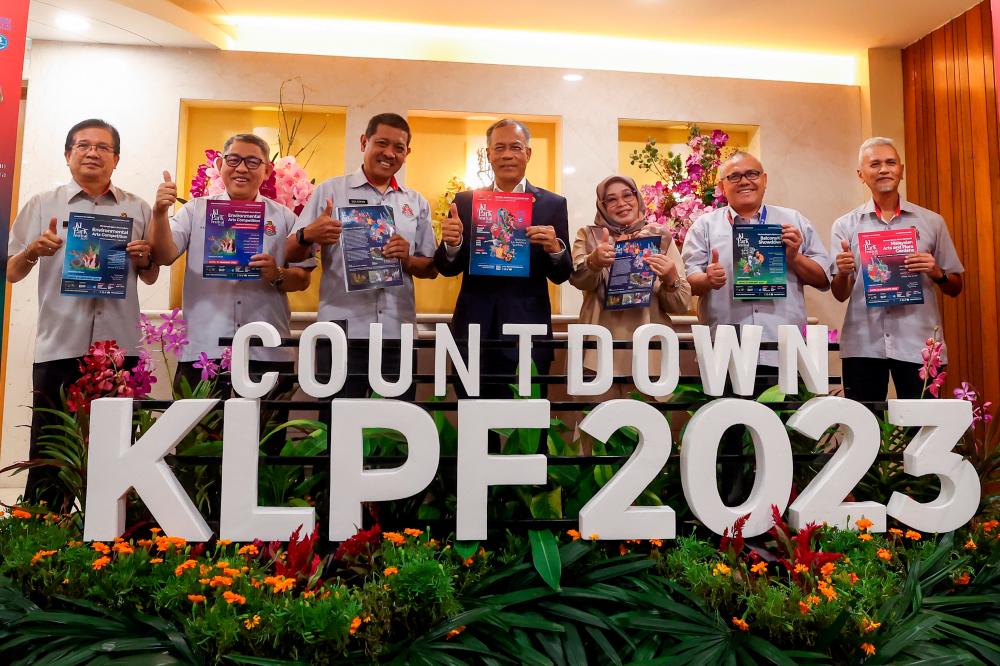 KUALA LUMPUR, 9 Jan -- Datuk Bandar Kuala Lumpur Datuk Seri Mahadi Che Ngah (tengah) di hadapan logo Kuala Lumpur Park Festival 2023 (KLPF23) di Dewan Bandaraya Kuala Lumpur (DBKL) hari ini. fotoBERNAMA