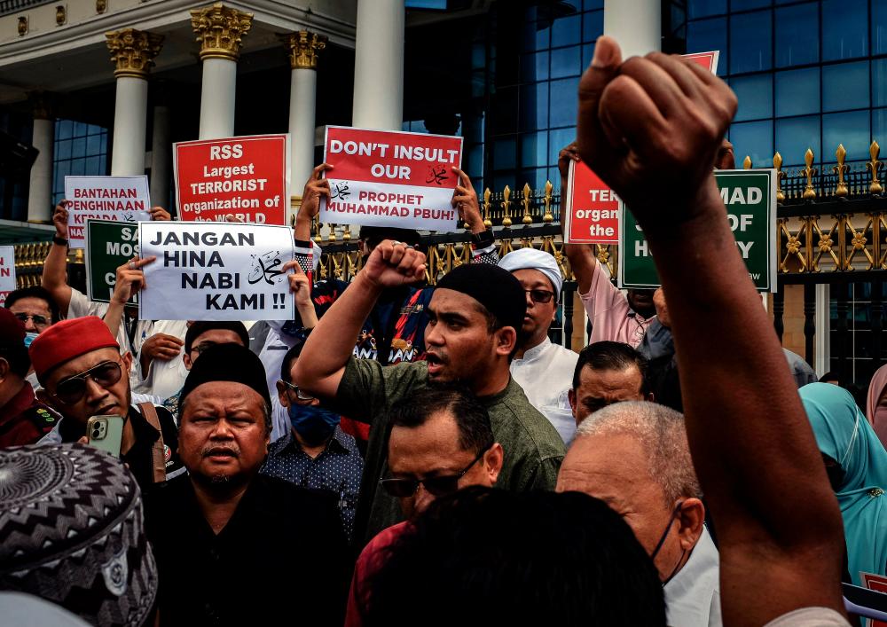 KUALA LUMPUR, June 10 - Muslims gathered at the Indian Embassy in Jalan Pahang today to protest on the issue of insulting the Prophet Muhammad SAW. BERNAMAPIX
