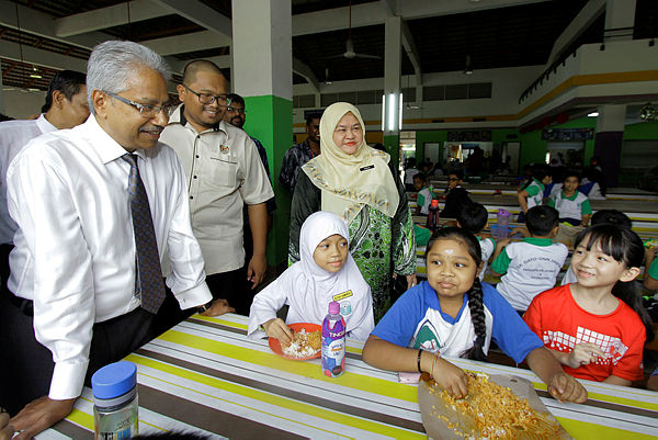 Minister in the Prime Minister’s Department P. Waytha Moorthy speaking to students during his visit to the USJ 15 Vision School in Subang Jaya today. — Bernama