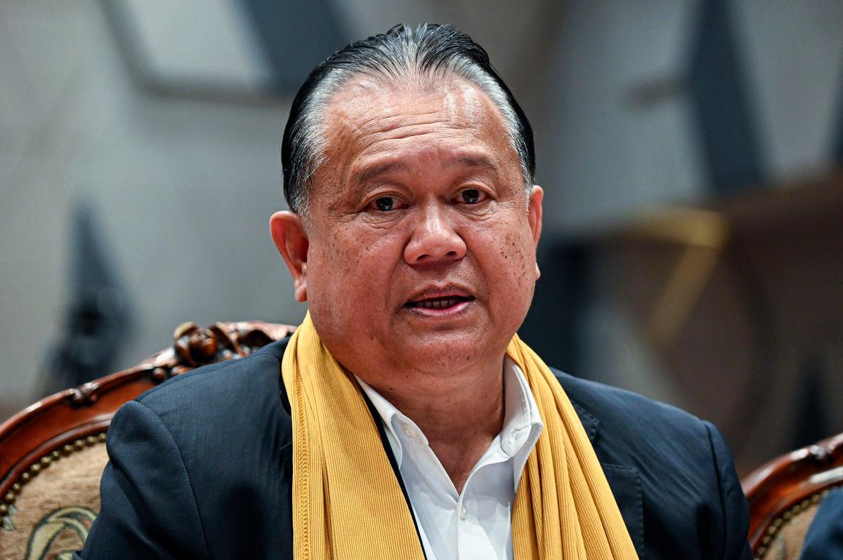 Menteri Kerja Raya Datuk Seri Alexander Nanta Linggi bercakap ketika sidang media selepas Perhimpunan Bulanan Kementerian Kerja Raya (KKR) hari ini. - fotoBERNAMA