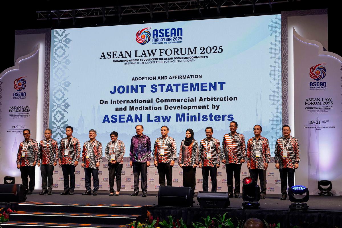 Perdana Menteri Datuk Seri Anwar Ibrahim, Menteri di Jabatan Perdana Menteri (Undang-Undang dan Reformasi Institusi) Datuk Seri Azalina Othman Said, Setiausaha Agung ASEAN Dr Kao Kim Hourn bersama-sama bergambar beramai-ramai dengan Menteri-Menteri Undang-Undang ASEAN semasa Forum Undang-Undang ASEAN 2025 di Pusat Konvensyen Kuala Lumpur hari ini. -fotoBERNAMA